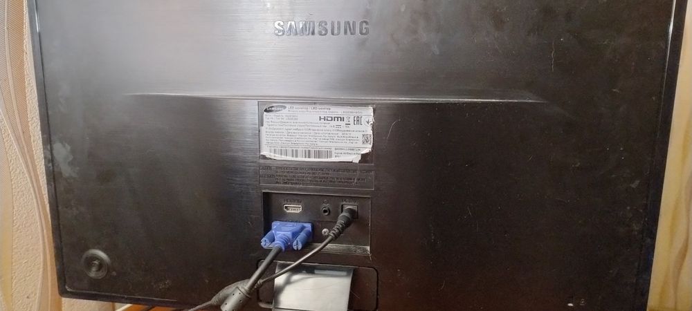 Офисный компьютер с монитором