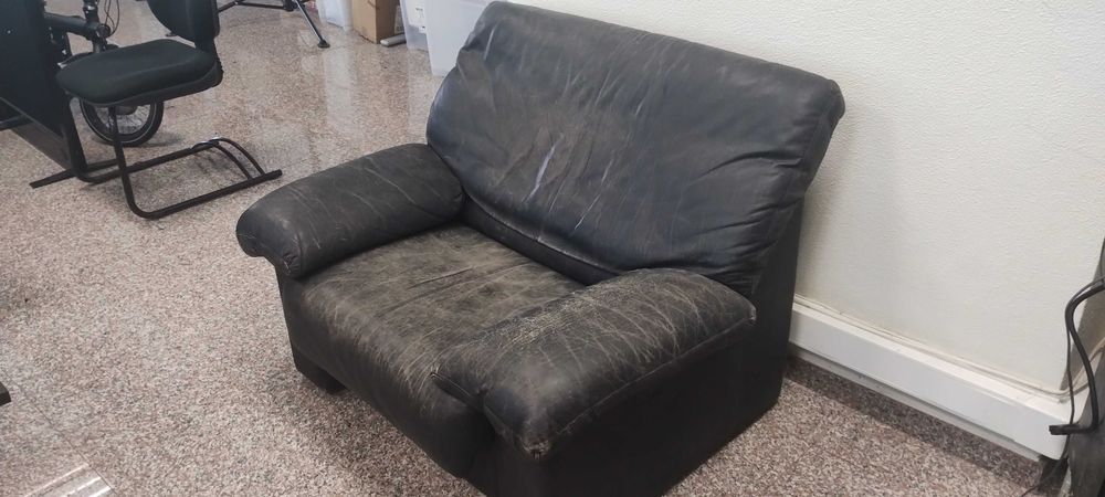 Sofá de couro genuíno usado