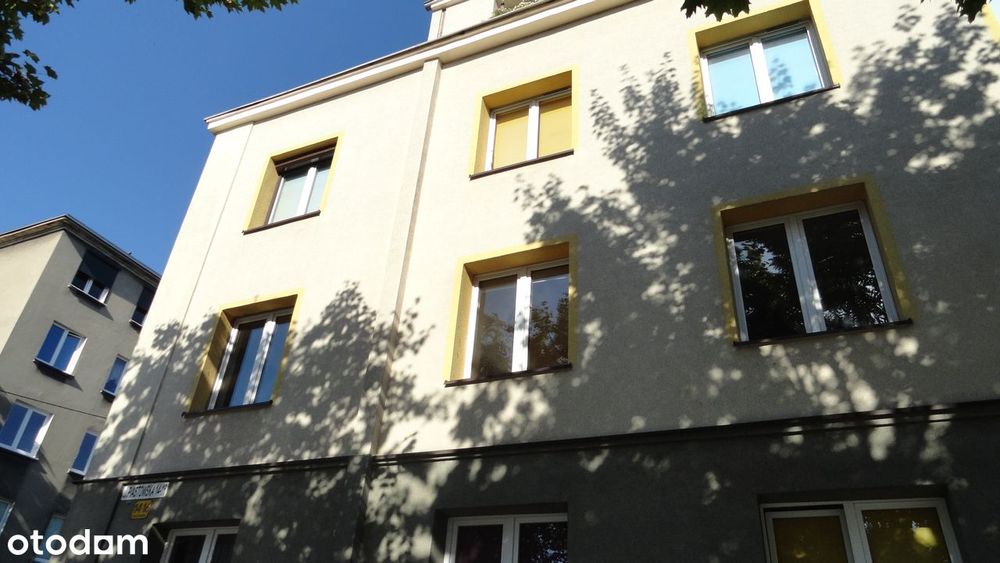 SPRZEDAŻ 1 piętro 2 pokoje balkon centrum parking księga wieczysta
