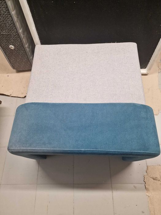 Sofá Individual Estofado em Tecido Bicolor Azul Petróleo e Cinza – Estado Impecável
