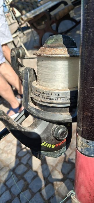 Canas de pesca com carretos