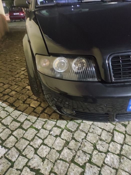 Faróis para Audi A4 B6 em bom estado recentemente recuperados.