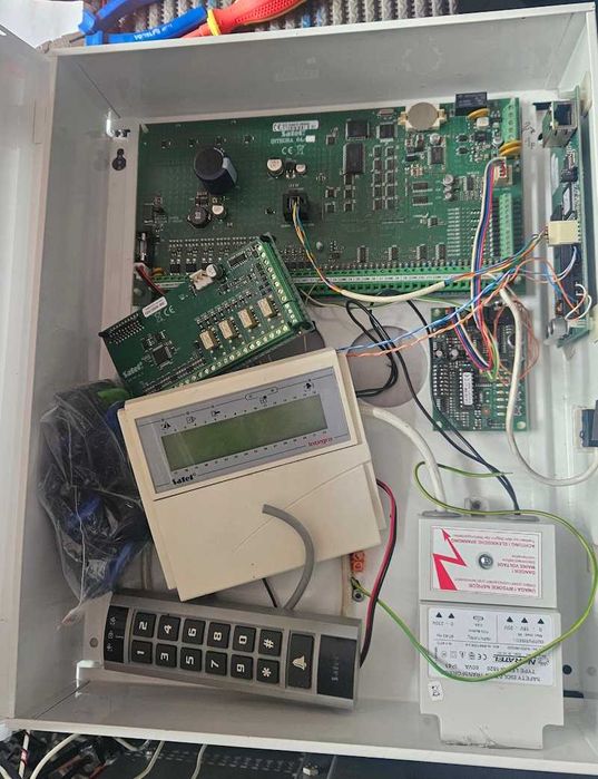 Centrala alarmowa Satel Integra64, expander INT-PP, moduł ETHM-1, obudowa, zasilacz