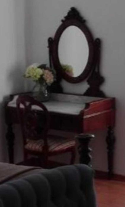 Toucador antigo de madeira com pedra mármore