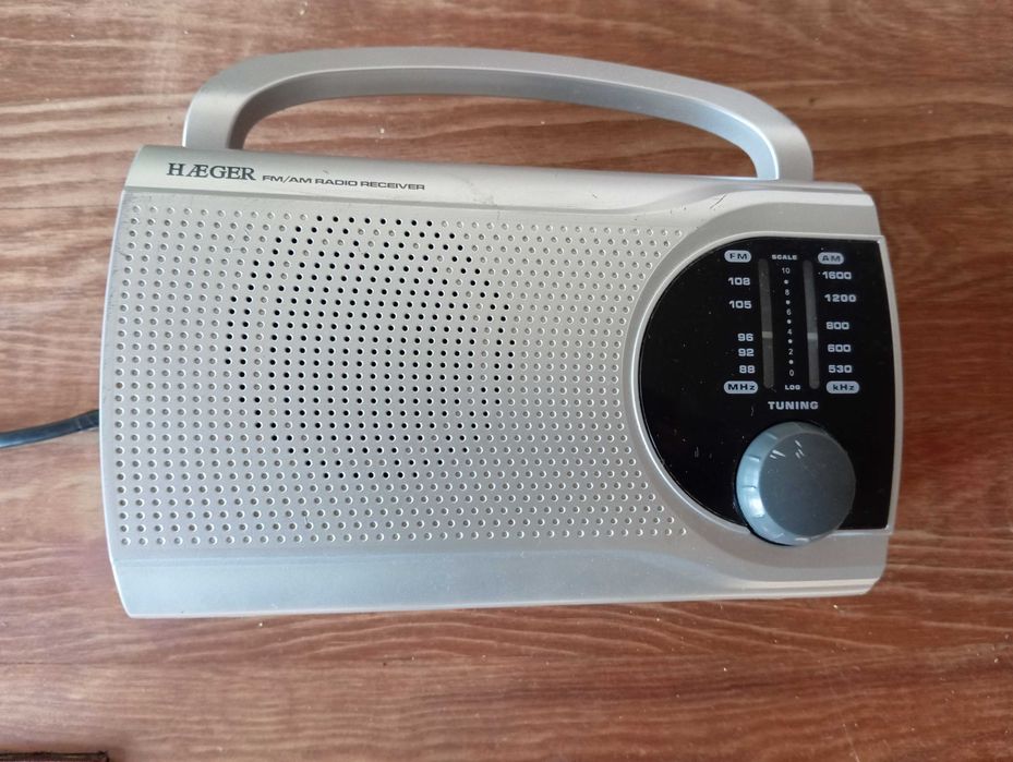 radio simples, a eletricidade e pilhas