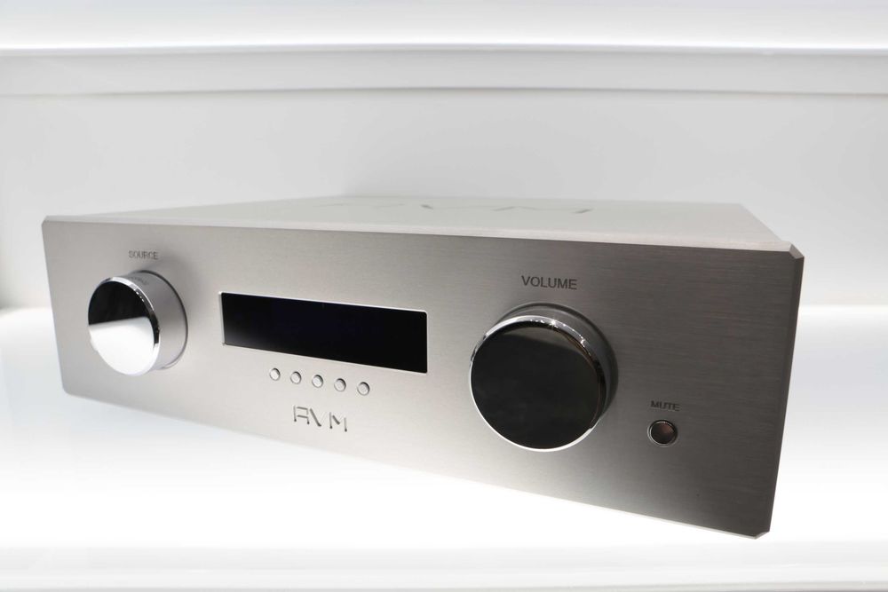 AVM PA 8 przedwzmacniacz srebrny i czarny