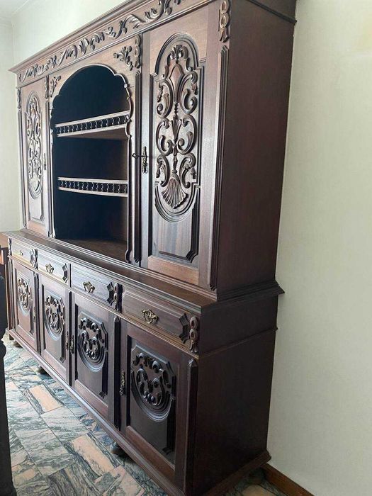 Mesa com cadeiras de sala e móvel de madeira