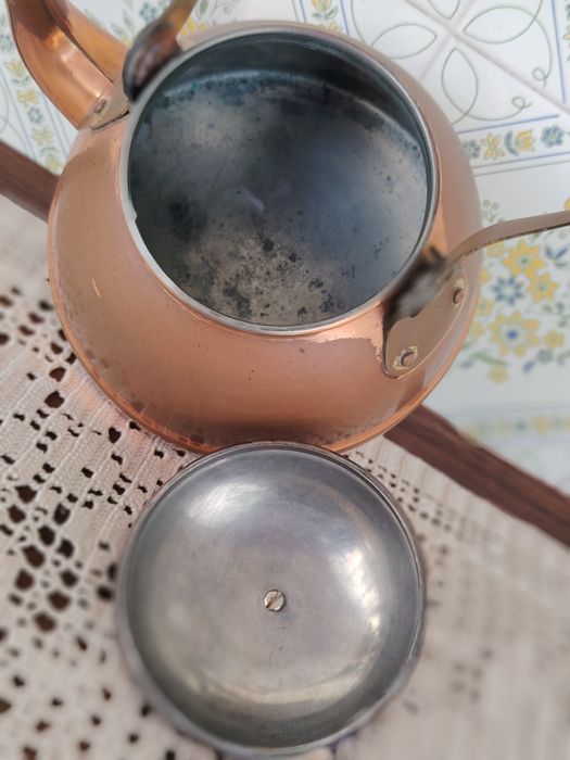 Bule em Cobre com Pega em Madeira