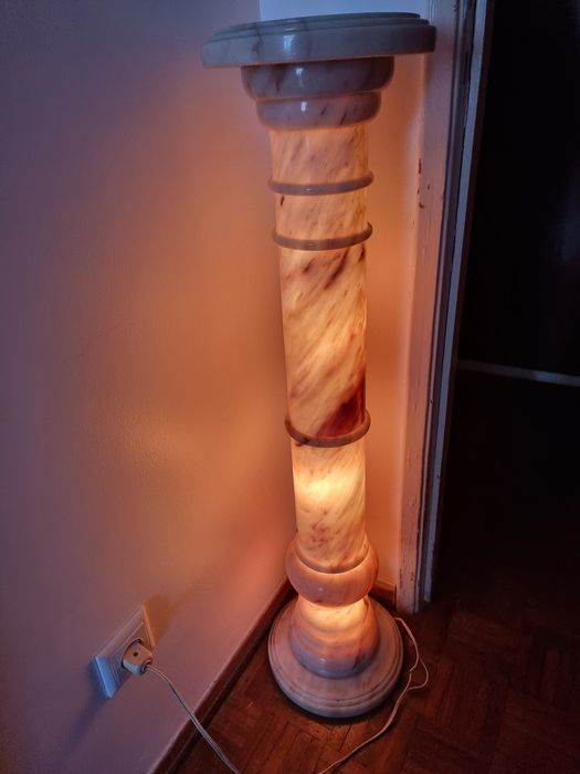 Pedestal em mármore