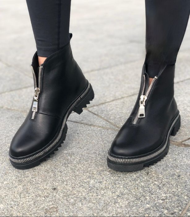 Шкіряні ботинки чорного кольору