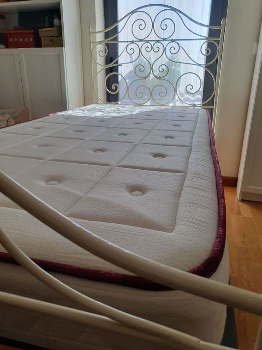 Cama de ferro restaurada com estrado e colchão