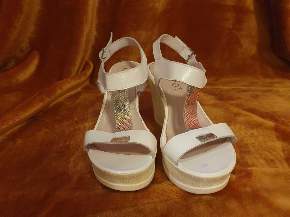 Buty na koturnie - Lasocki