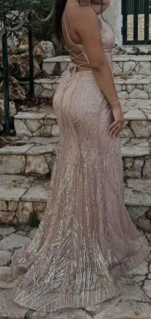 Vestido de festa com tons dourados