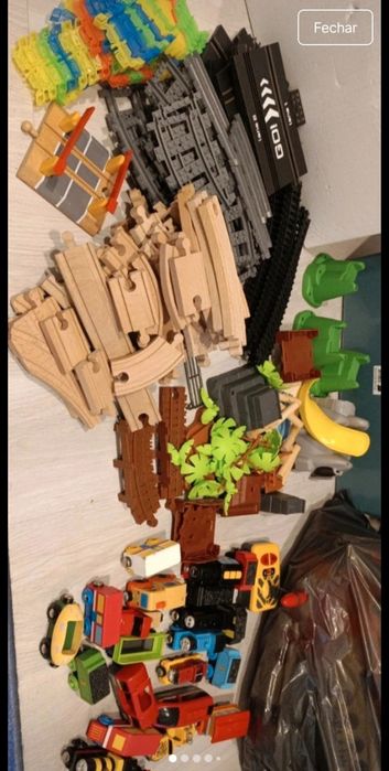 Pista e comboios de madeira