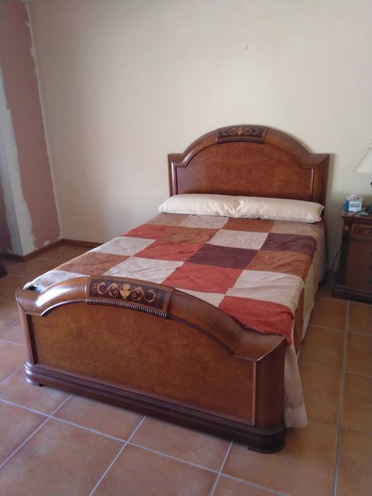 Quarto completo em bom estado.