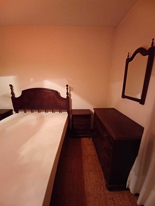 Mobília de quarto em madeira maçica