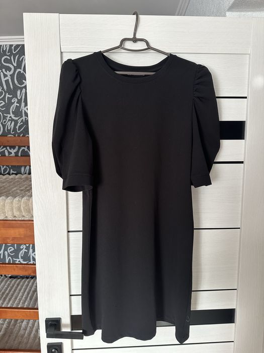 Сукня жіноча чорна, міні, рукава воланом