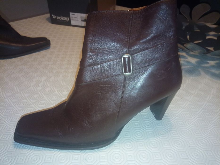 Botas castanhas em pele n.° 37