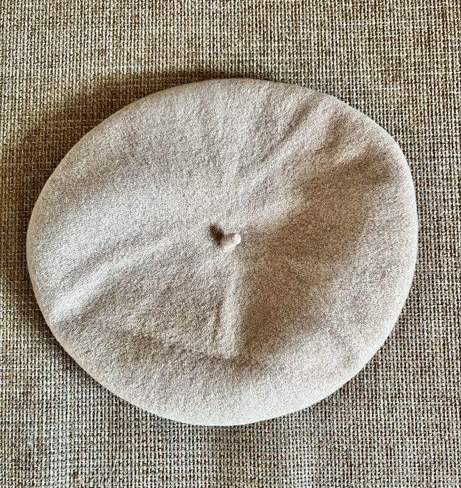 Wełniany klasyczny beret beżowy 100% wełna rozmiar S 11,5 cala bdb