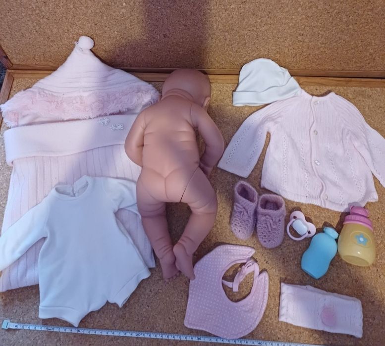 Boneca bebé com roupas e acessórios.