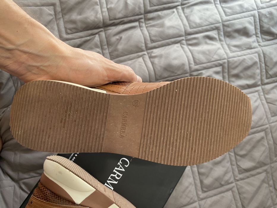 Жіночі шкіряні кросівки Carmela 38 розмір