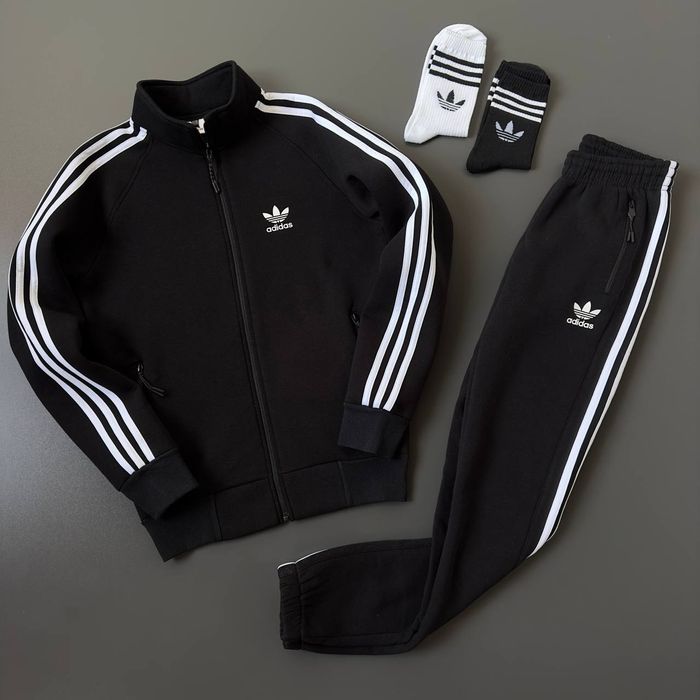 Adidas теплий костюм Адидас Дві пари шкарпеток у подарунок. Хочу такой