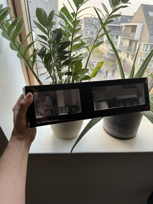 Model Mercedes Benz Arocs 4x2 z wywrotką Meiller 1:50 NZG