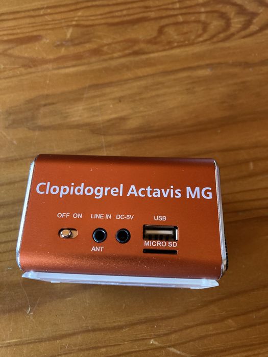 3 Colunas de som com publicidade