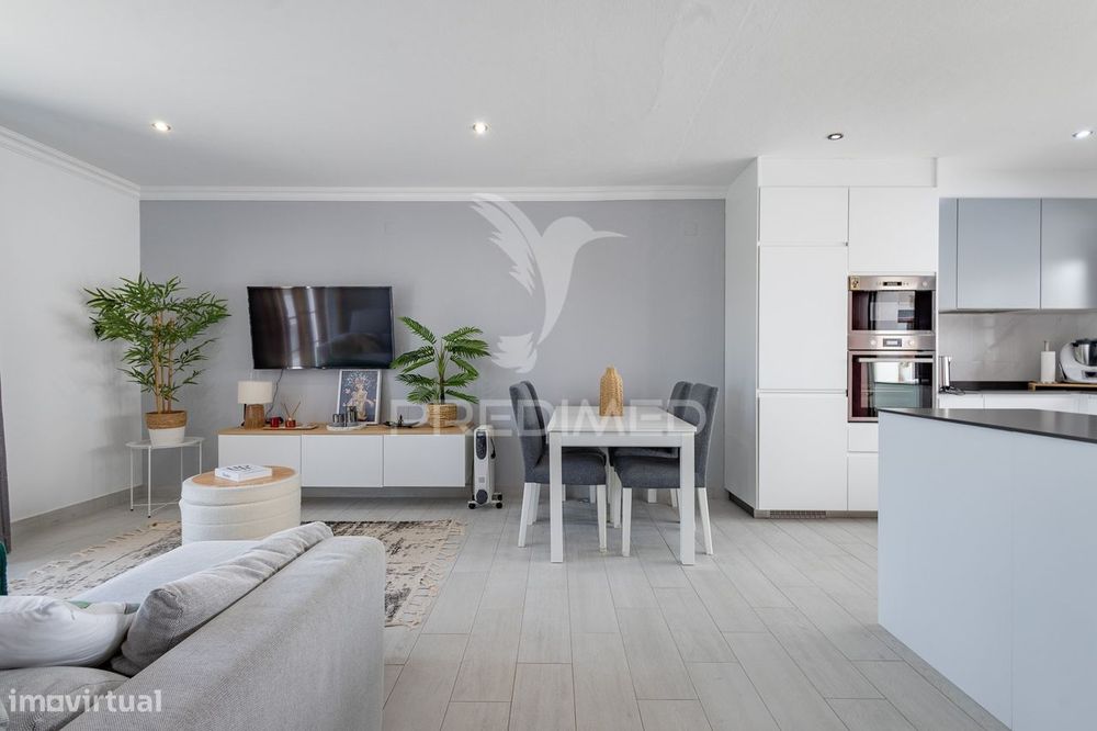 Moradia Unifamilar T4- com garagem, quintal e terraço !