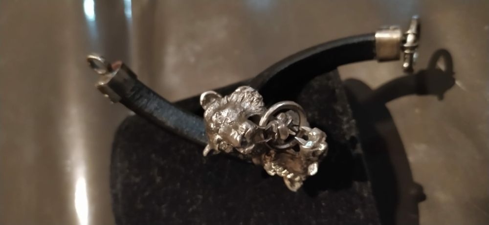 Pulseira com dois leões em prata oxidada com brilhantes e cabedal cozi