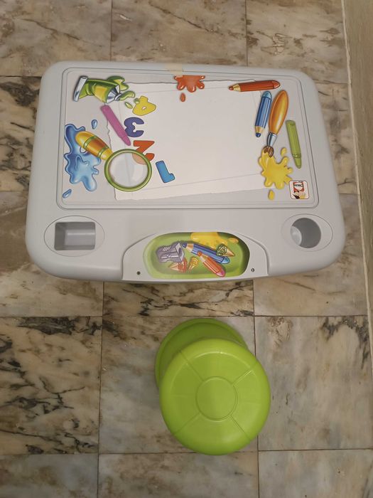 Mesa com cadeira para crianças