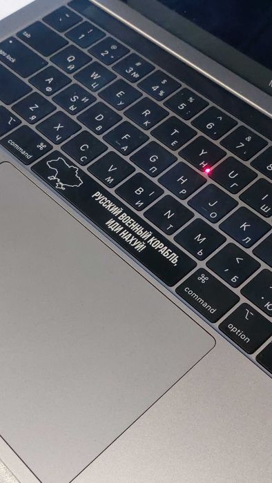 Гравіровка клавіатури MacBook. Швидко, якісно, індивідуально.