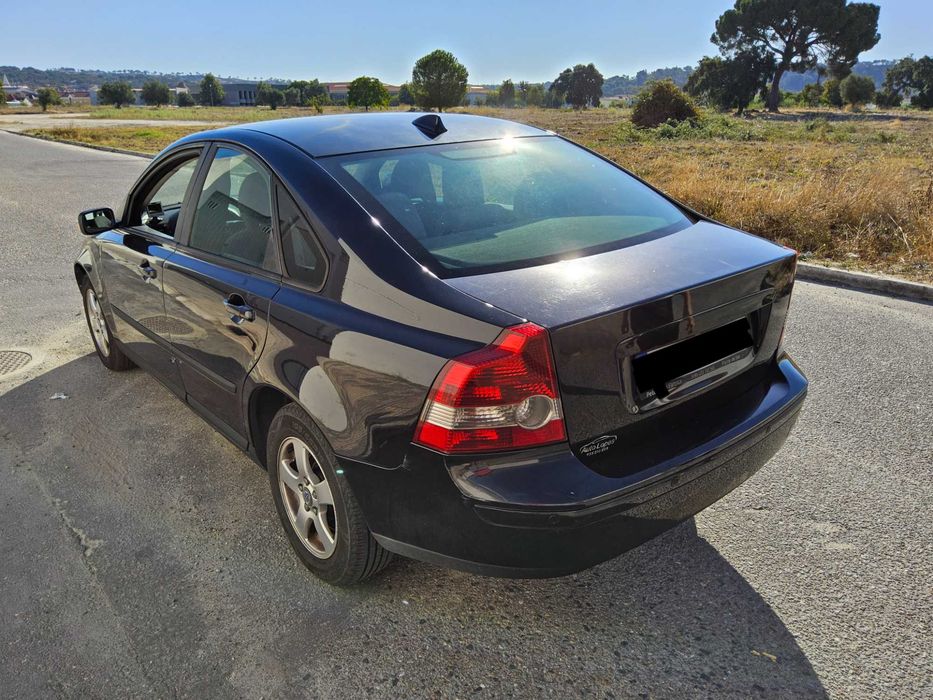 Volvo S40 1.6D, 2007, 325 mil km. Diesel económico e fiável, revisões em dia, seguro válido, pronto a circular.