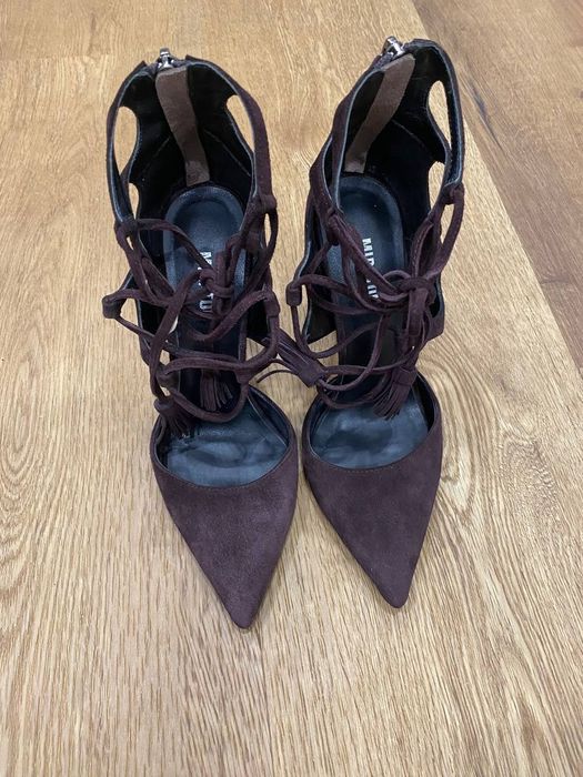 Темно-фіолетові підбори