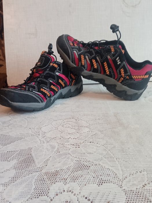 Кроссовки демисезонные.