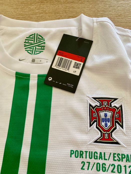 2012 Portugal away kit (L)