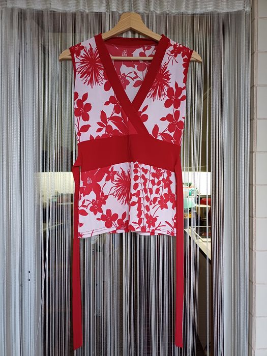 Top sem mangas, branco e vermelho, com motivos florais (S/M)