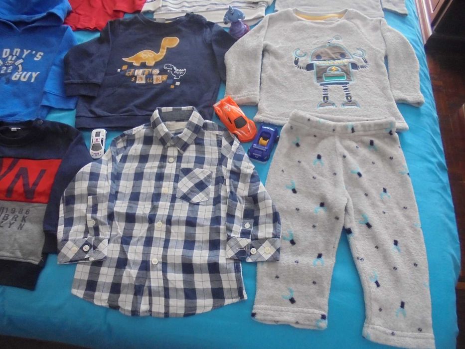 lote de roupa de menino vários brinquedos