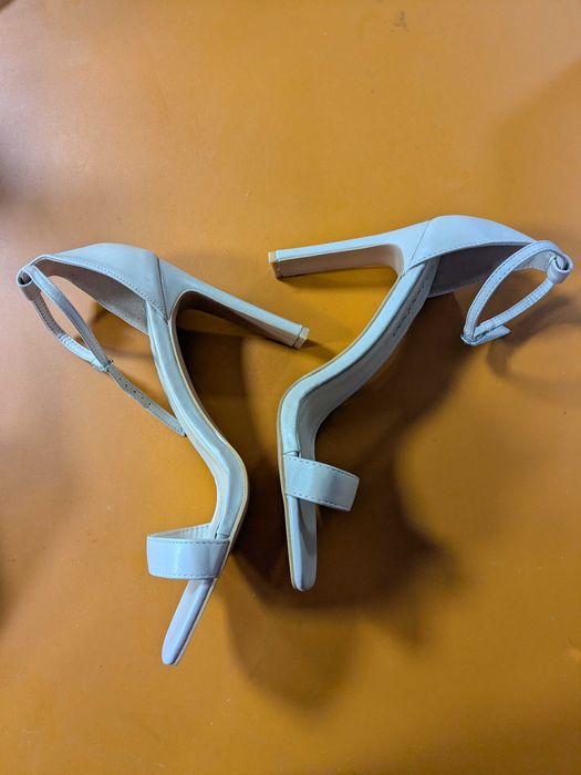 Boohoo eleganckie buty na obcasie kremowe rozm. 40