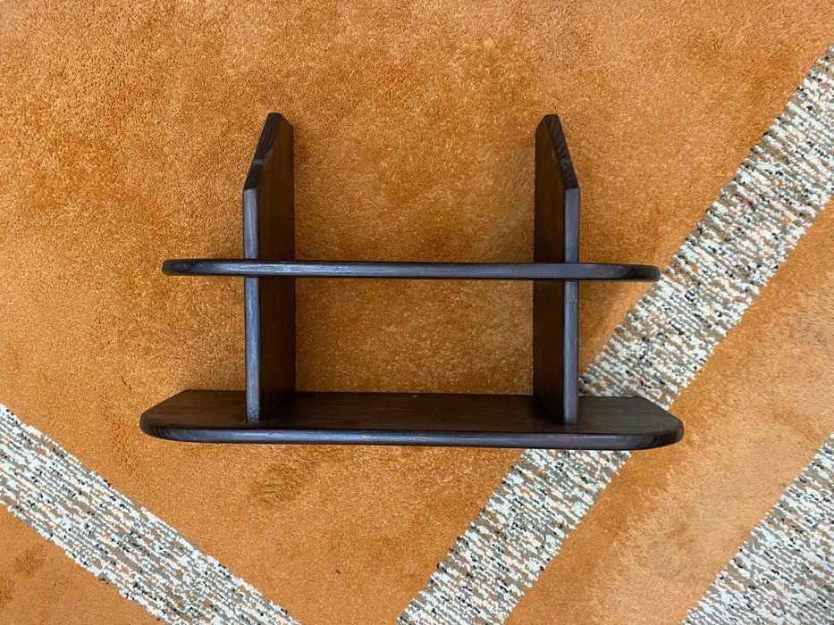 Estante pequena de estilo escandinavo