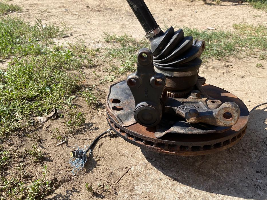 Продам цапфу до кіа карнівал в зборі тормозний діск 2 права і ліва