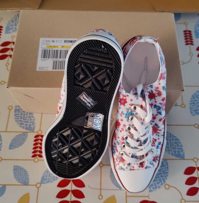 Sapatilhas brancas com flores T -- 37