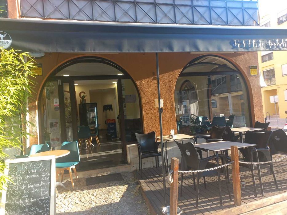 Trespasse de café/snack-bar em pleno funcionamento, localizado na Quinta do Barão, em Carcavelos.
