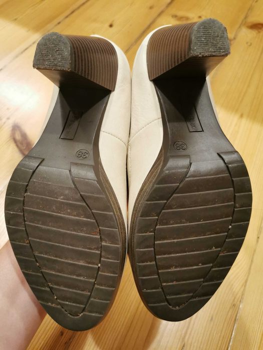 Kremowe buty na szerokim obcasie Clara Barson r. 38