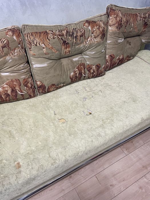 Диван з подушками