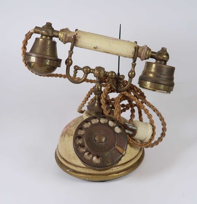 Telefone antigo em madeira e metal