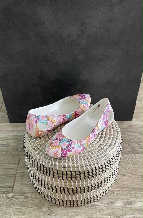 Crocs baleriny laura graphic flat tropical floral/white W10 41/42