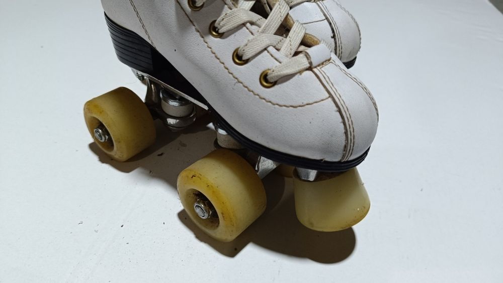 Patins número 32 em bom estado