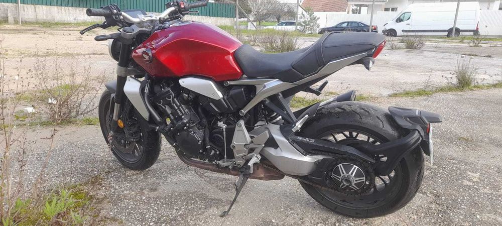 Honda CB 1000R Pequena Queda a Circular