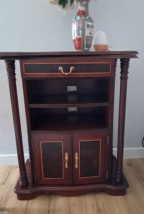 Mesa de televisão e arrumação em madeira maciça , em bom estado